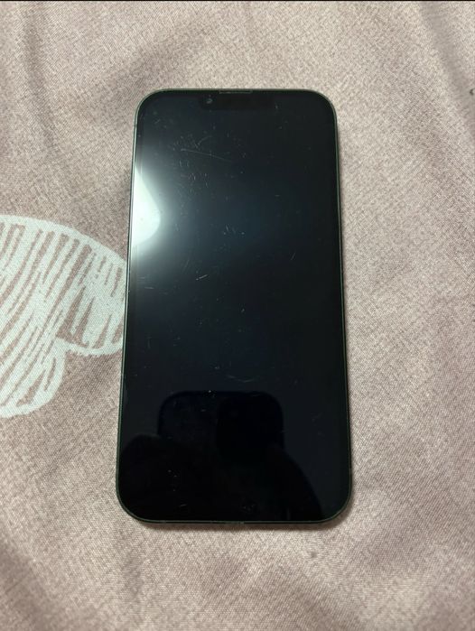 Vand iphone 13 spart pe spate are un pix mort in fata