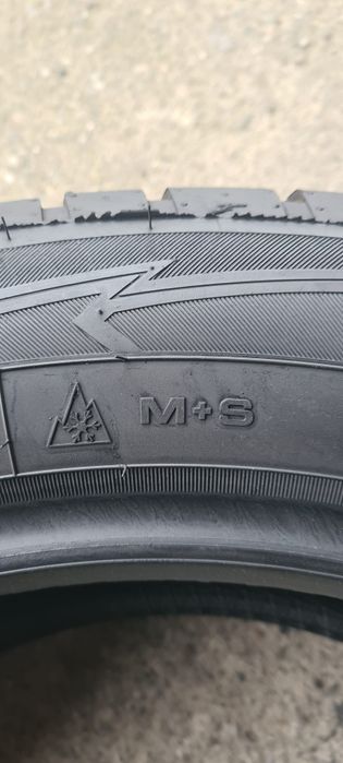 4 anvelope iarna Goodyear,fata 235/55/19,spate 255/50/19.Pret/bucata
