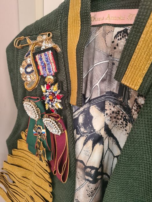 Vestă accesorizată