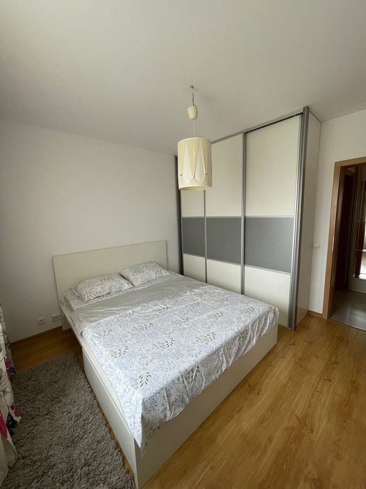 Închiriez apartament.