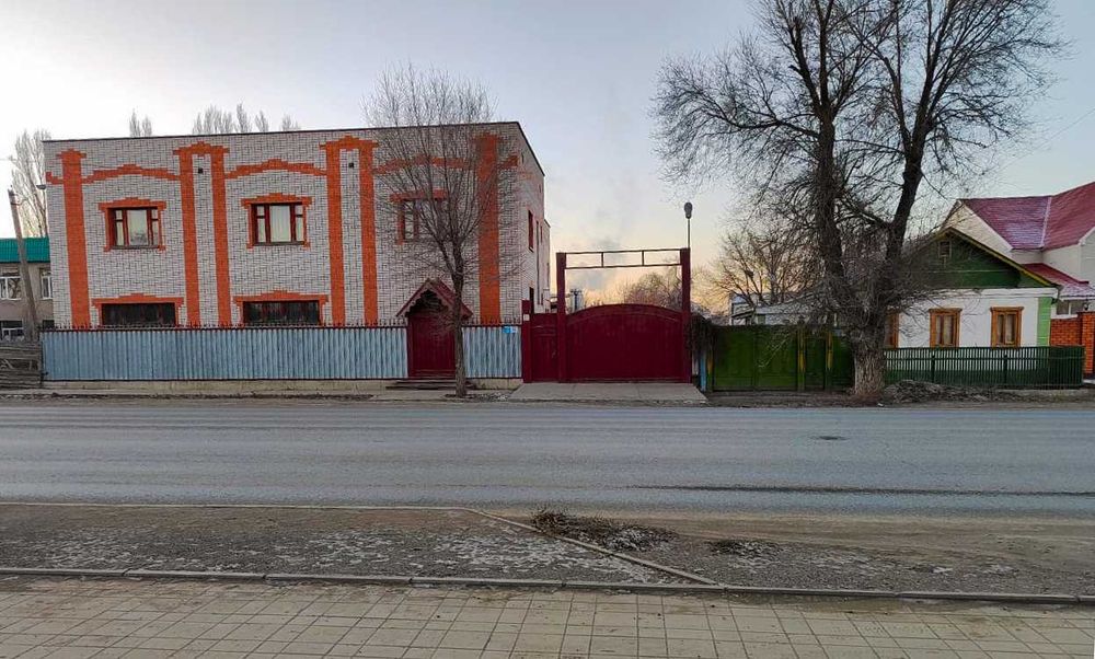 Здание 2-х этажное 860 кв. метров и дом 80 кв. метров