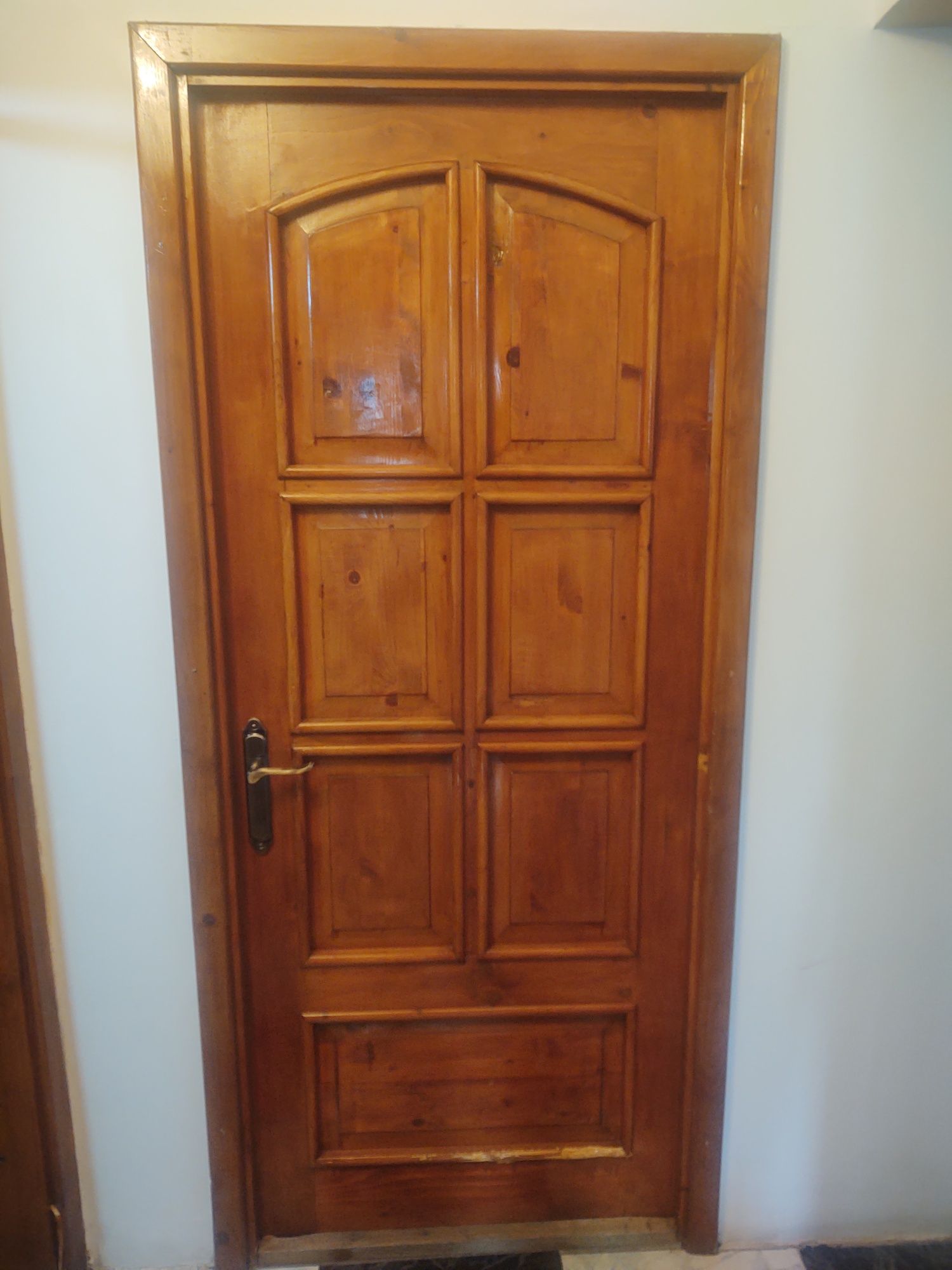Vând uși interioare din lemn