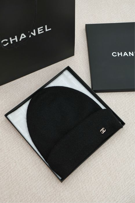 Шапка Chanel с металлическим бантом Double C