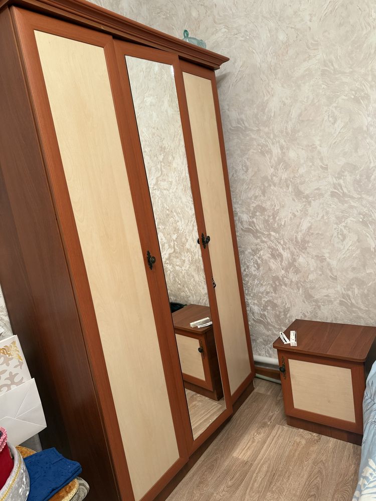 Продам шкаф с двумя тумбочками