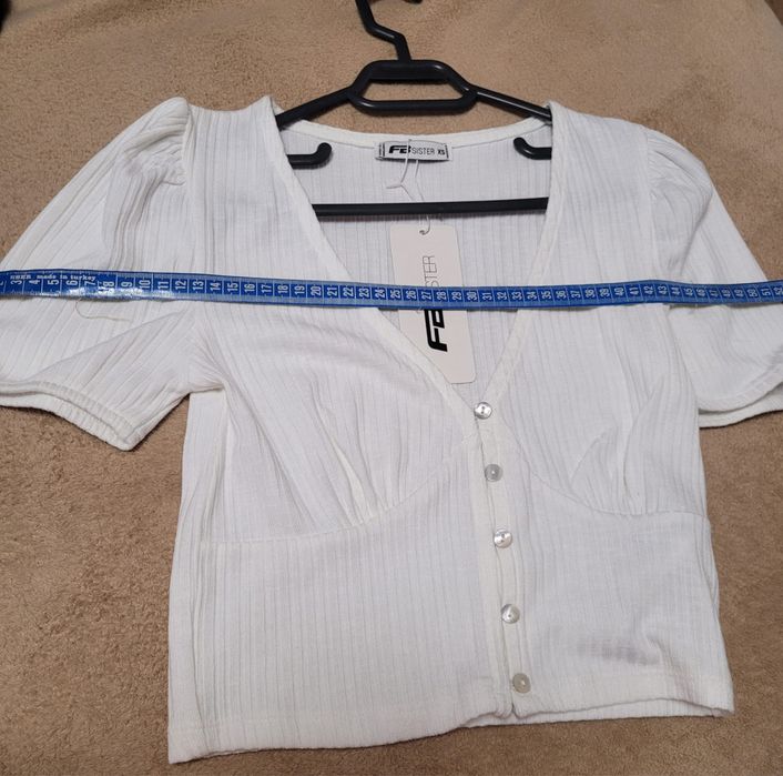 Bluză albă FB Sister, cu nasturi, stil romantic – mărimea XS