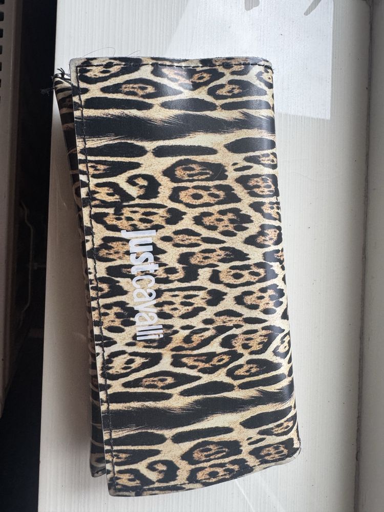 Слънчеви очила Cavalli, с калъф, златисти мотиви и кафяви стъкла