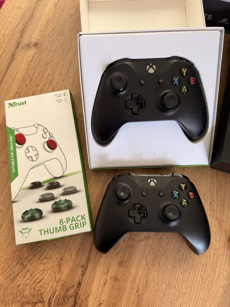XBOX ONE X - 1TB/2 контролера/6 игри/8 GRIP-a/HDMI