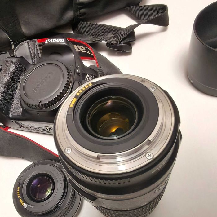 Aparat DSLR Canon EOS 70D + obiectiv 50mm 1:1.8 si 70-300 mm 1:4-5.6
