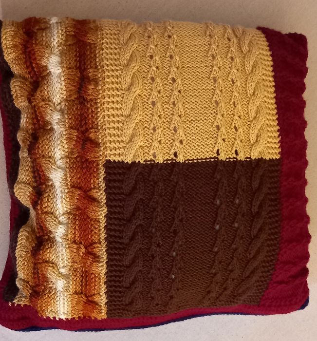 4 perne noi lucrate manual,cu fete detasabile si 1 fixa.Se incheie cu