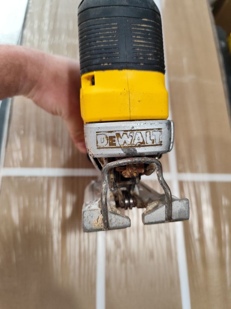 Акумулаторен прободен трион зеге Девалт DeWALT DCS335 18V