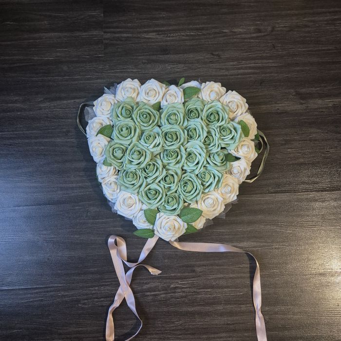 Сватбена украса за кола - воали, сърце и рози за дръжките