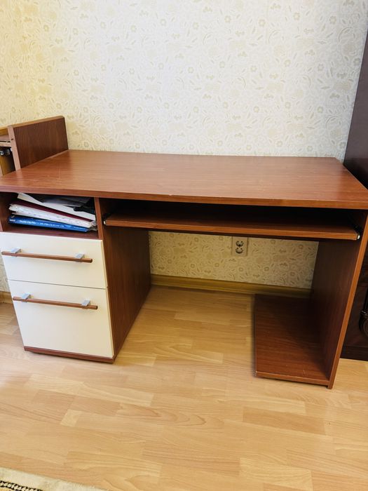 Стол для компьютера,  стульчик для прихожей