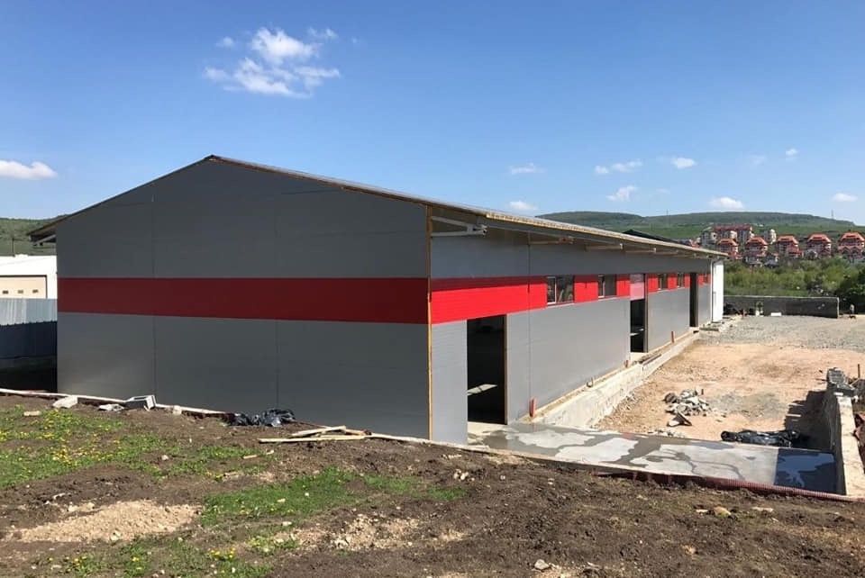 Vand hala metalica 8m x 15m complecta cu panou sandwich