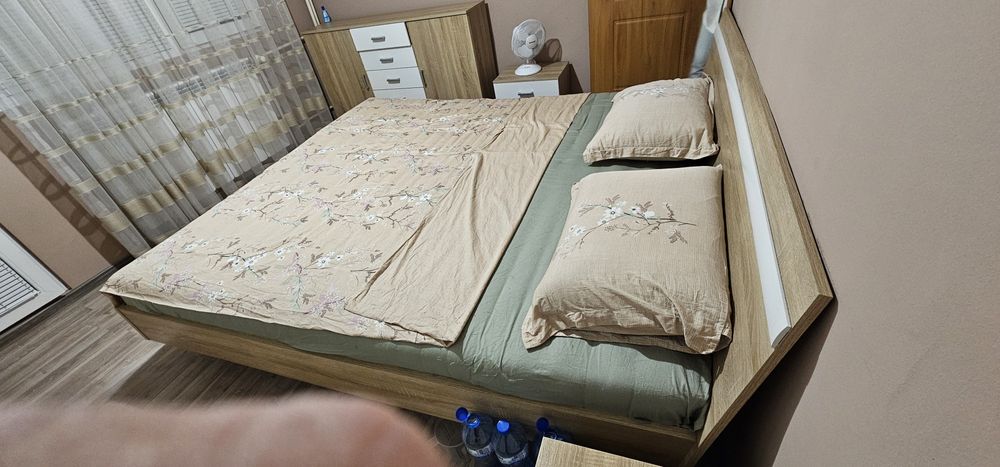 Спалня  200/200 с матрак , 5 кр гардероб ,скрин 140см , 2 шкафчета