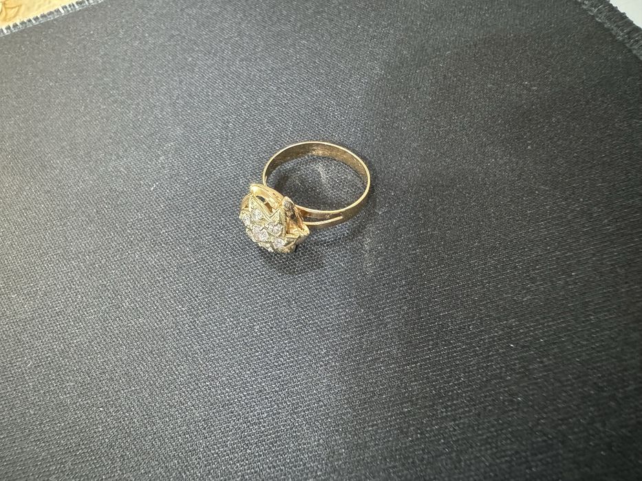 Продам кольцо золото с камнем