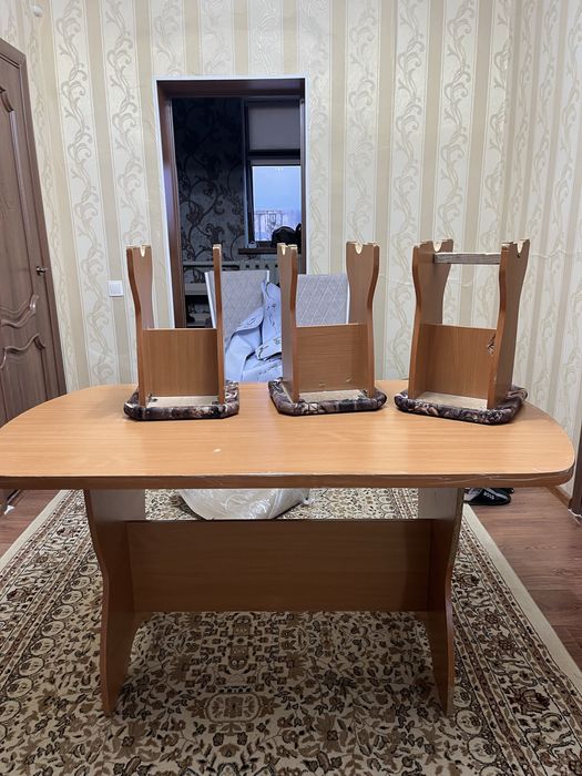 Продам кухонный стол с стульями