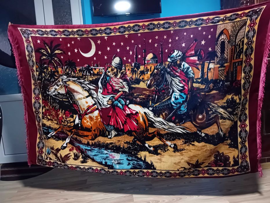 Rapirea din serai o avea bunica pe perete e foarte veche.