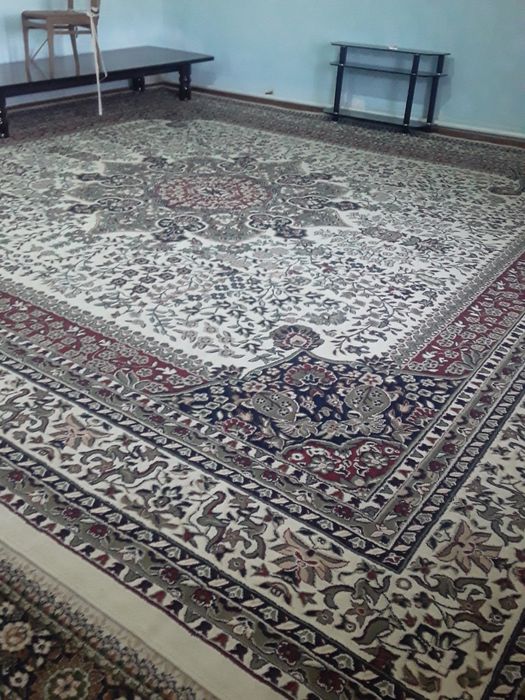 Gilam tez va arzon sotiladi