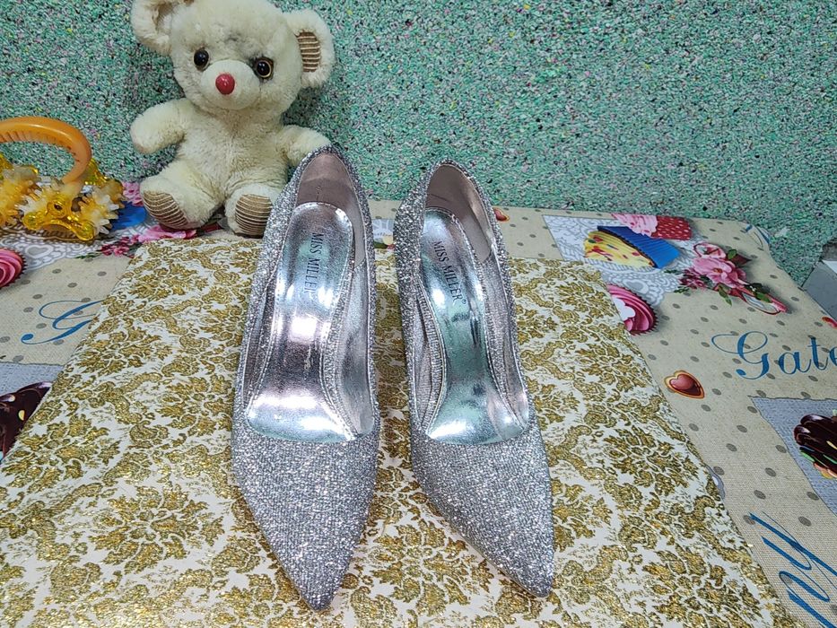 Обувь и зимние  одежды.