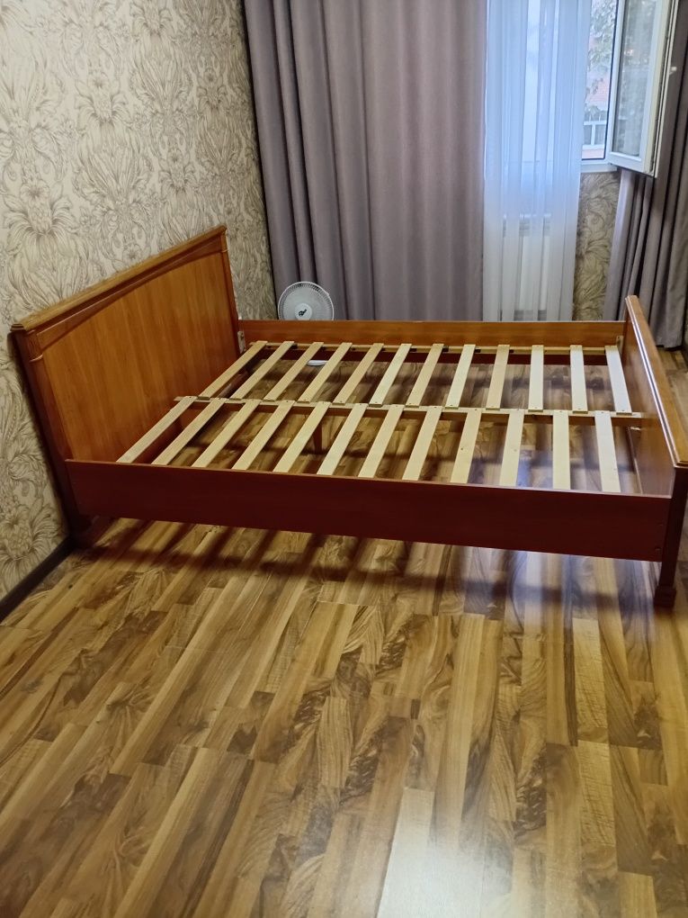 Кровать и Купейный шкаф  в отличном состояние