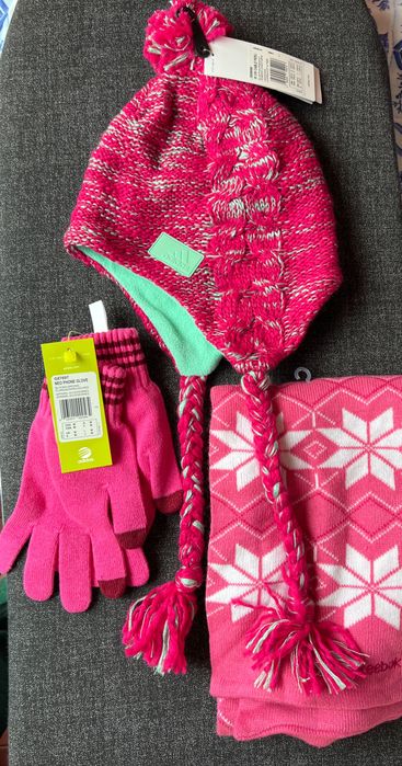 Нови с  етикет. Шапка и ръкавици Adidas , шал Reebok.