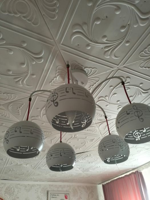 Продам белую люстру