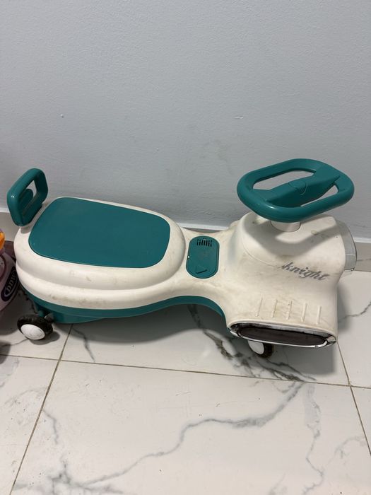 Продам машинку и самокаты