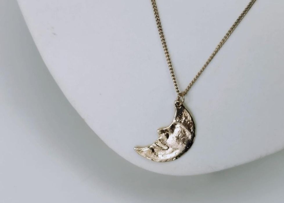Vechi colier cu pandantiv semiluna placat cu aur