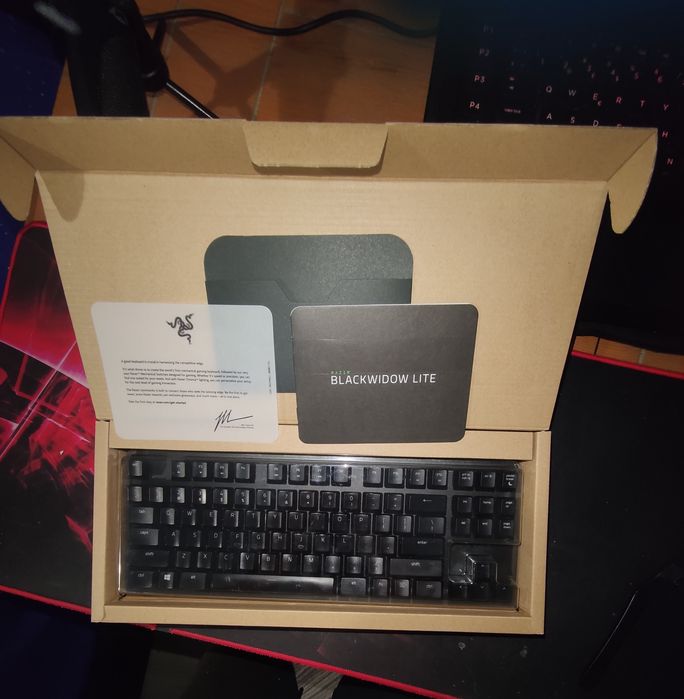 Vând tastatura și mouse razer