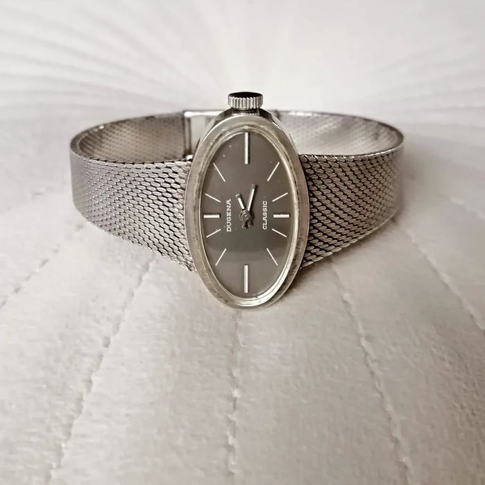 Сребърен, механичен часовник.