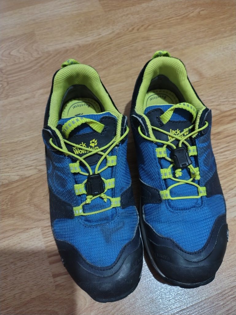 Vând adidași trekking jack wolfskin