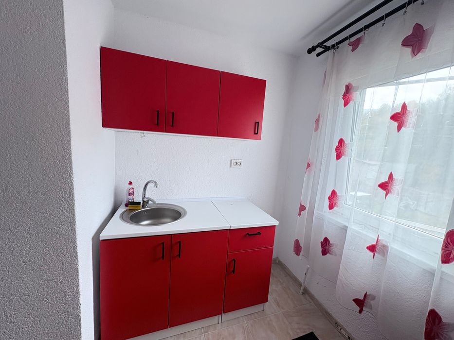 Vand Garsoniera, etajul 1 cu Balcon , Uricani