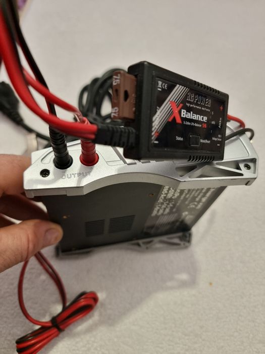 Âncărcător profesional XCharge 220.