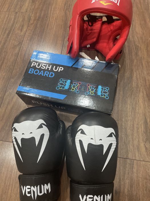 Продаю стенд для отжиманий боксерские перчатки и шлем