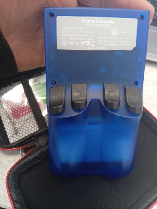 Ретро преносима игрова конзола с карта памет.