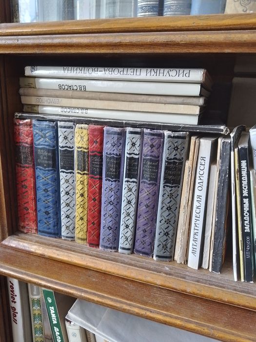 Книги приключенческие, исторические.