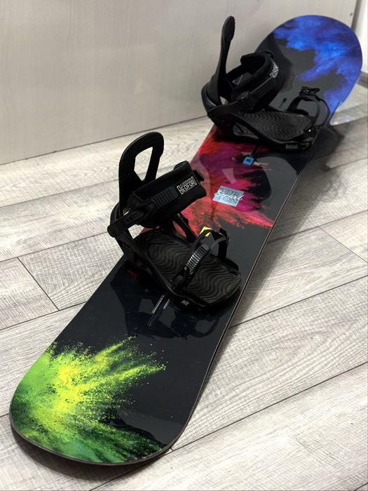 Продам новый сноуборд с креплениями Burton