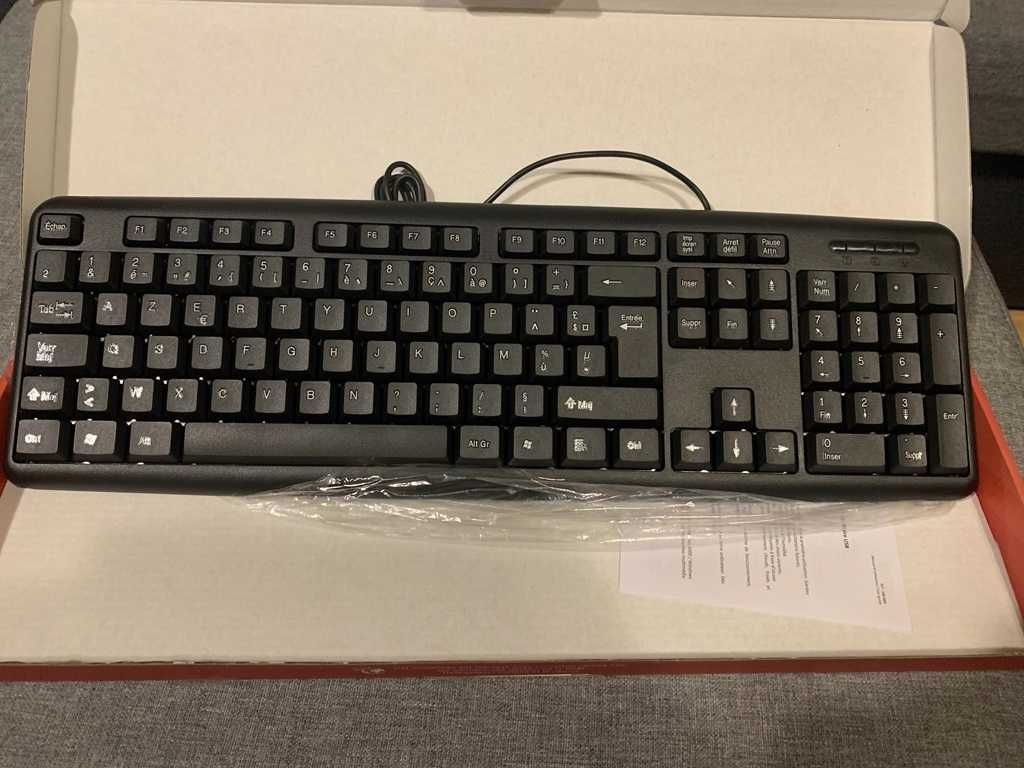 Чисто Новa USB клавиатура APM AZERTY 105 клавиша цифров блок
