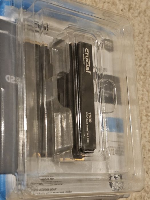 SSD Crucial T700  4TB Gen5 NVMe M.2 SSD with heatsink