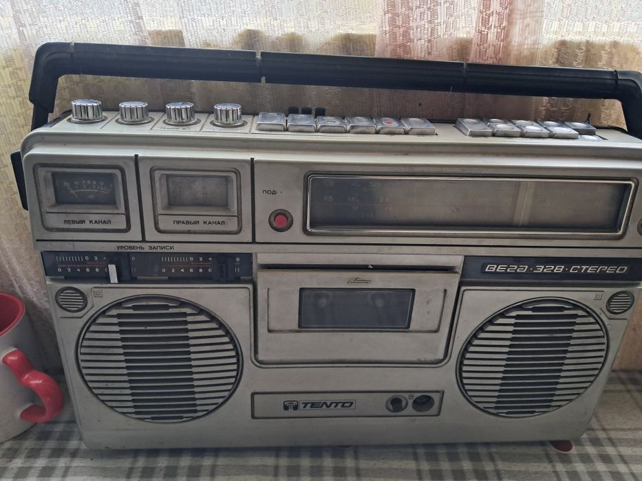 Dau radio casetofon la schimb cu un apar radio ce rinde unde Lungi