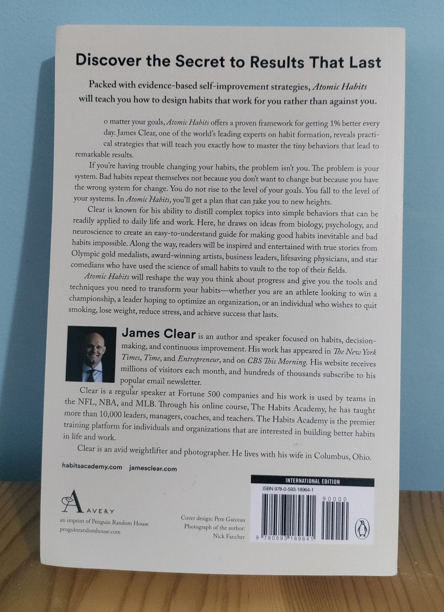 Atomic habits от James Clear - книга на английски език