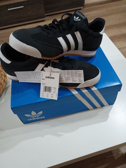 Продавам чисто нови оригинални мъжки спортни обувки Adidas.
