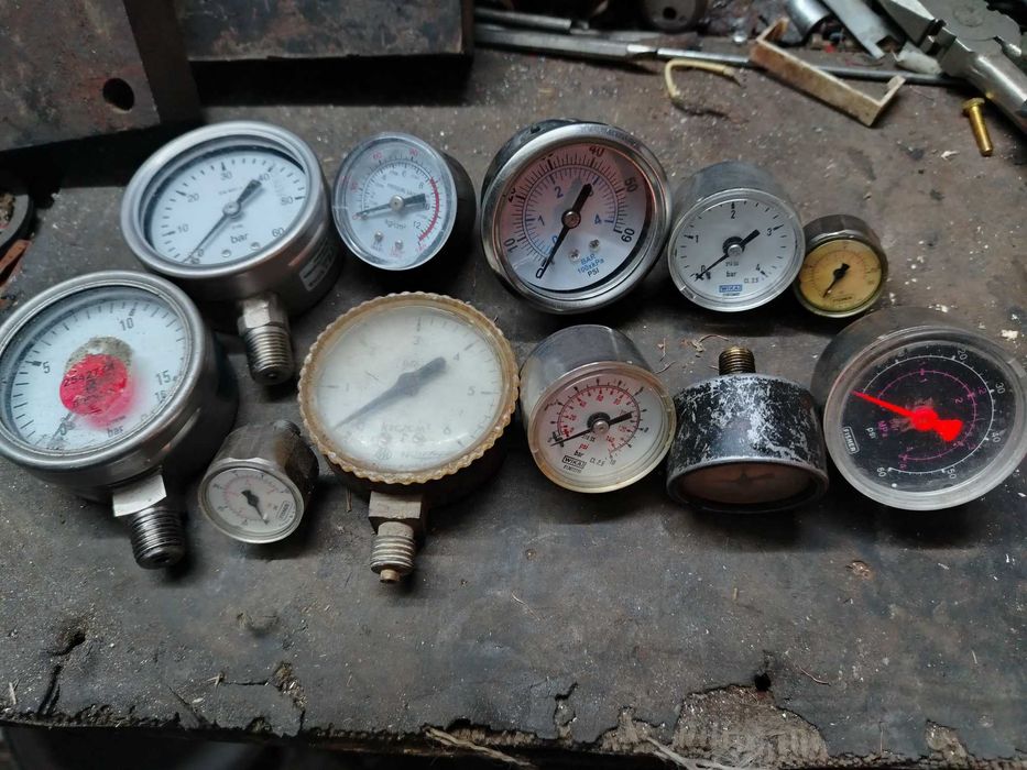 Манометры разные.