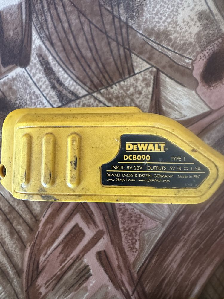 Продавам фенер и USB Dewalt