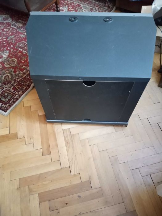 Шкаф-витрина за телевизор на колелца