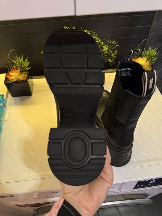 Bocanci Karl Lagerfeld impecabili