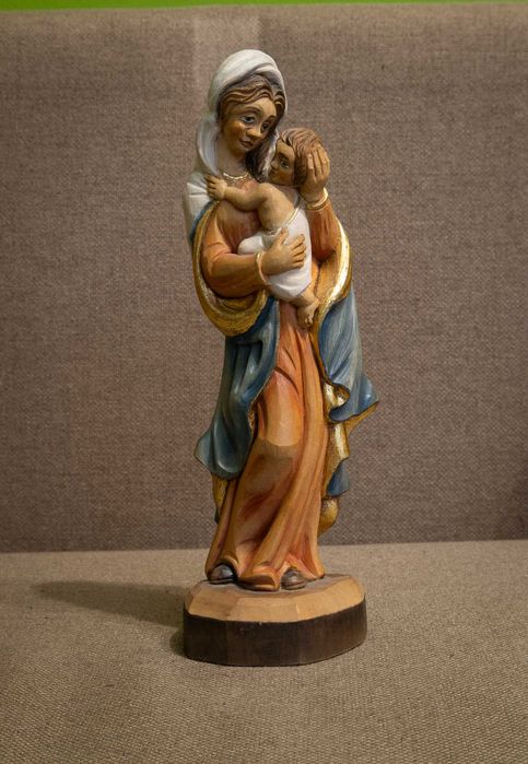 Sculpturi din lemn, lucrate manual