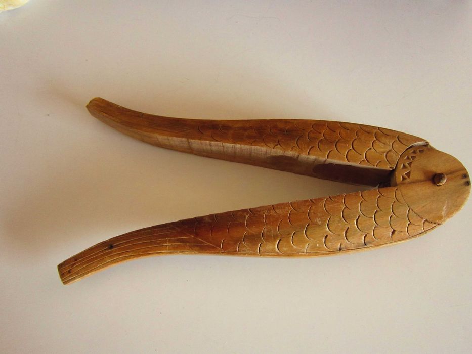 Cleste  pt spart alune si nuci Germania 1990