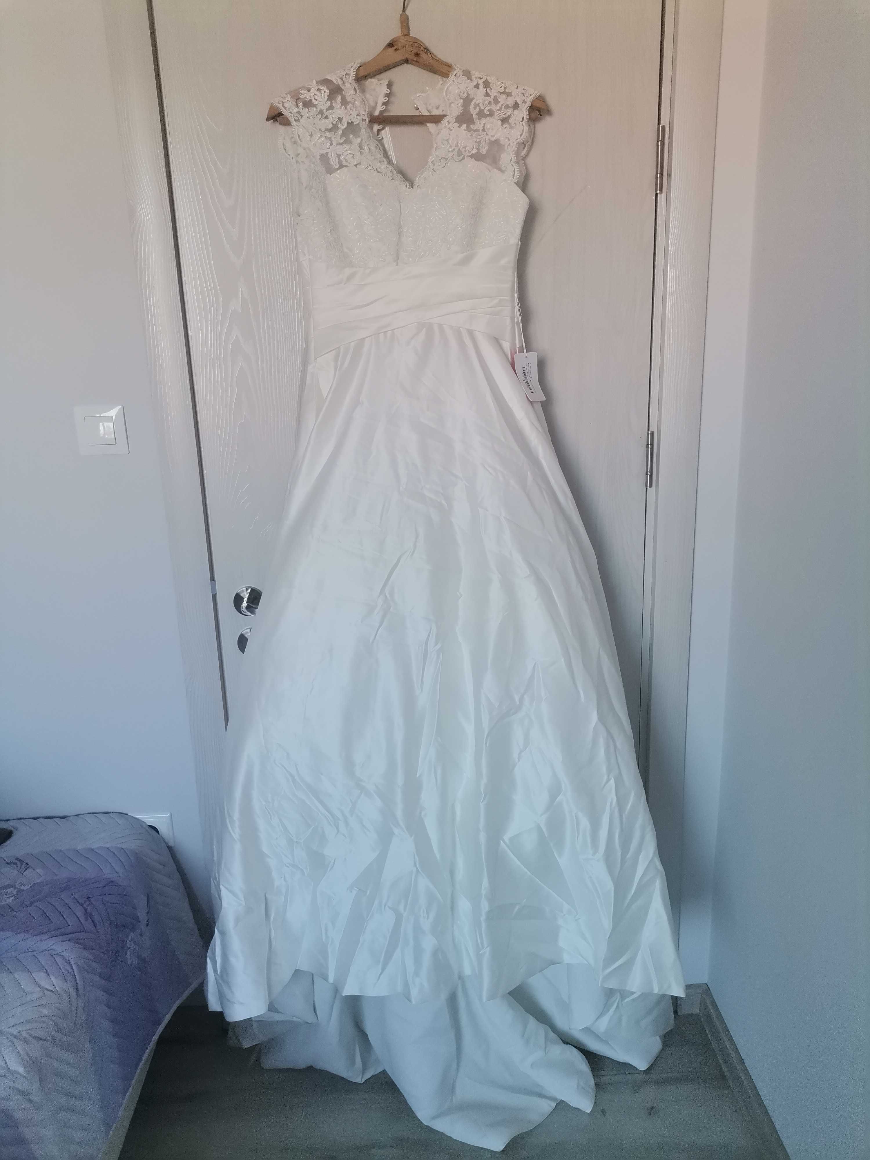 Сватбена рокля р-р ХС, с етикет