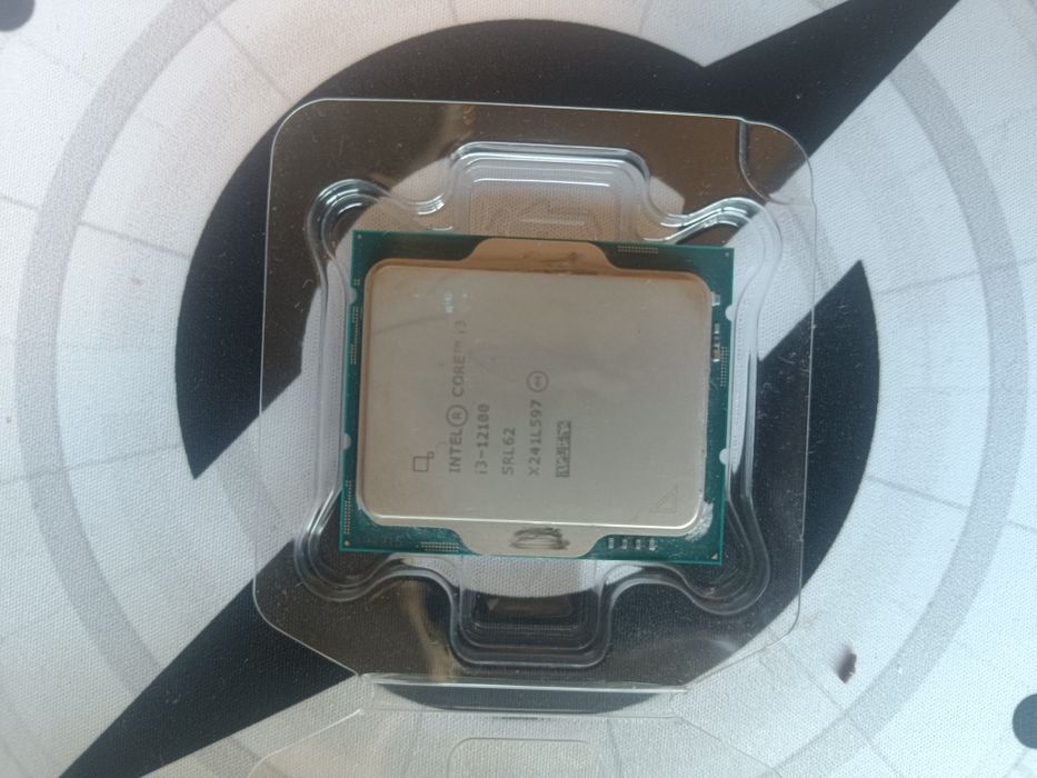 Procesor i3 12100